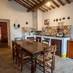 Castello Valenzino Aparthotel Antognola