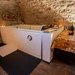 Castello Valenzino Aparthotel Antognola