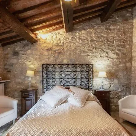 Castello Valenzino Aparthotel Antognola
